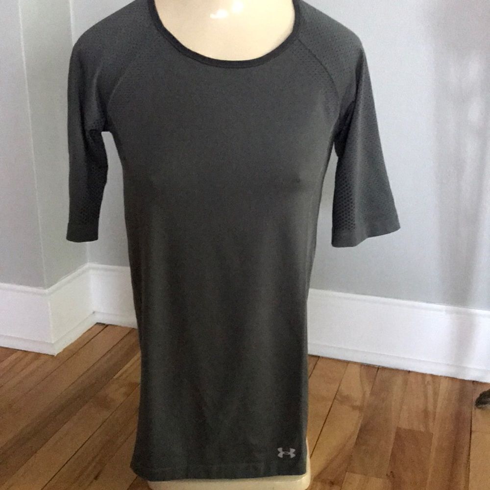 Under Armour gray stretch vented workout tee, Med